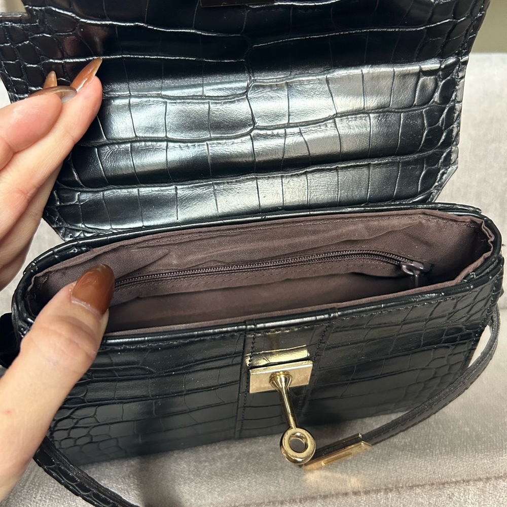 VEGAN LEATHER Black Crocodile-STYLE Handbag Like New! - Picture 8 of 9